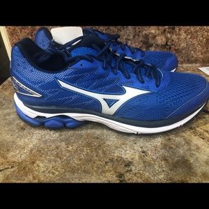 Mizuno wave rider 20 brand new!